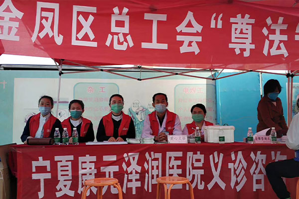 我院六名医护人员为农民工兄弟和值班警卫测量血压